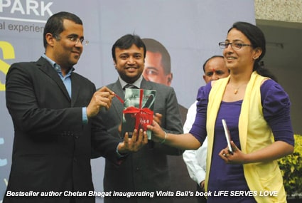 Chetan Bhagat inaugurating LIFE serves LOVE, by Vinita Bali 